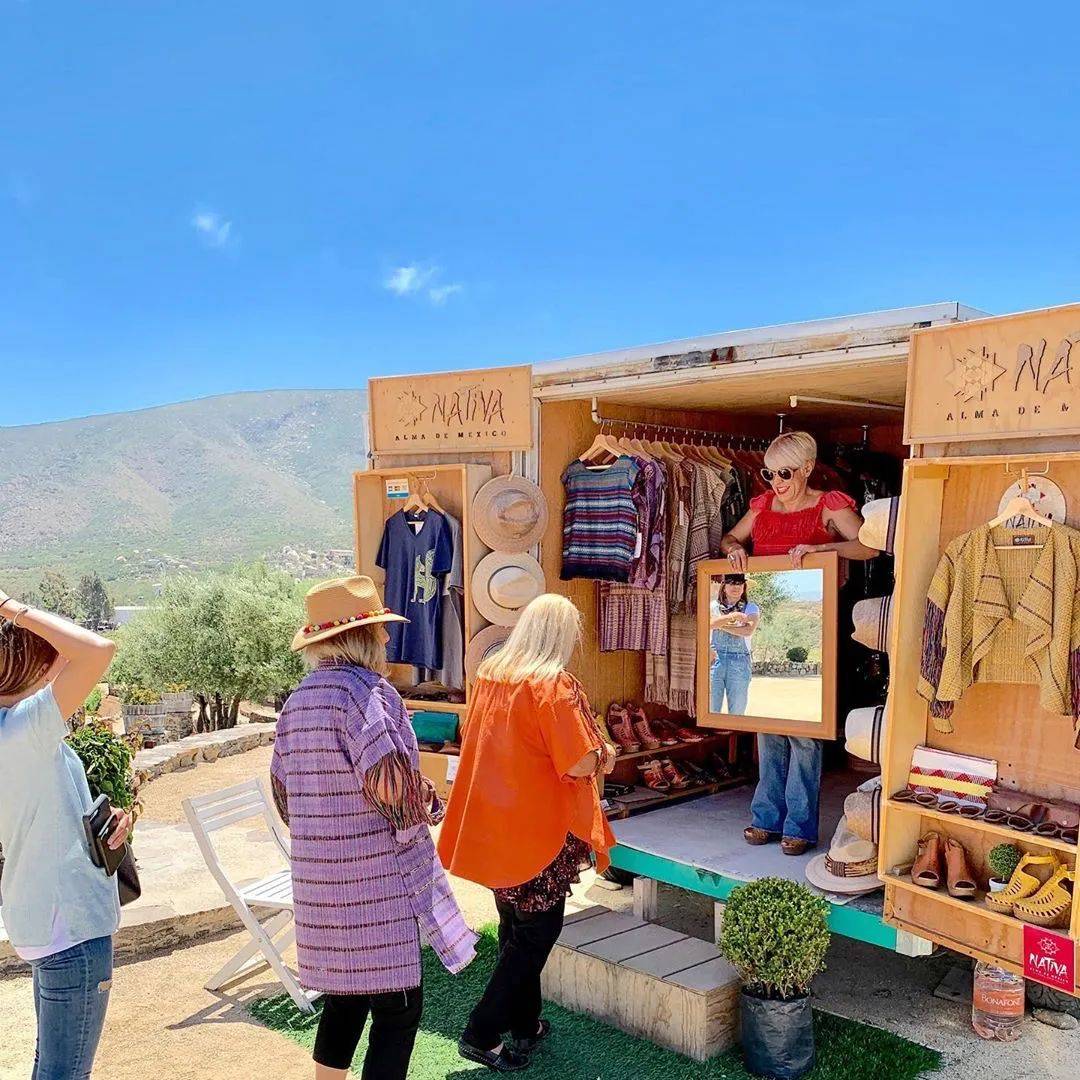 摊位|酷 ！“ 脏、乱、差 ” 的地摊如何逆袭成为“高级移动商店”