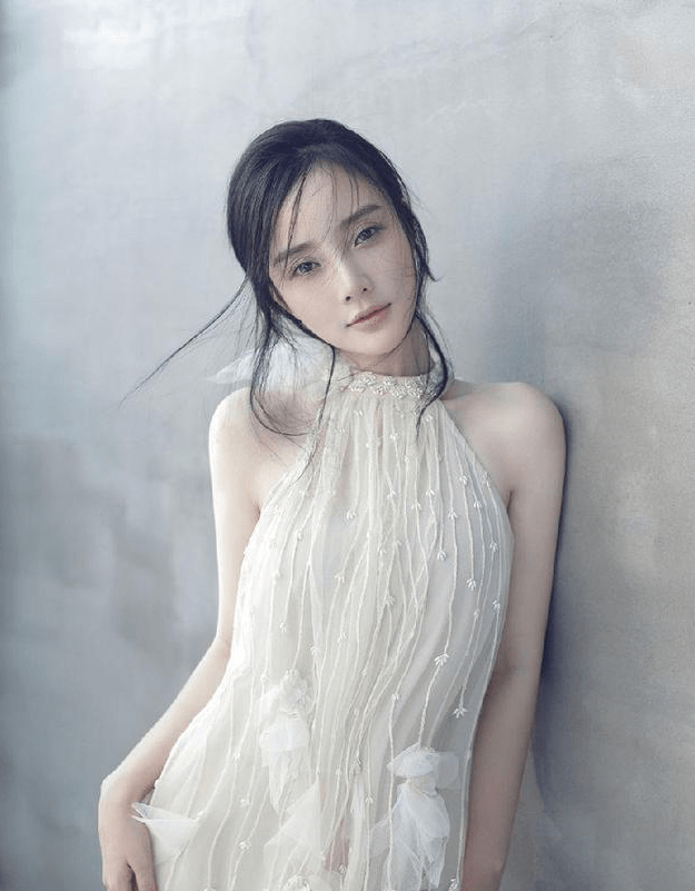李小璐与友聚会获年轻男子全程陪同,喝水都要别人递