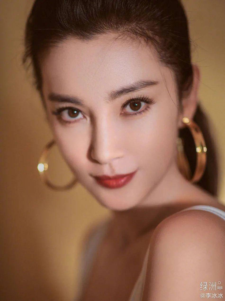 肌肤|47岁李冰冰秀魔鬼身材小蛮腰！肌肤娇嫩性感干练