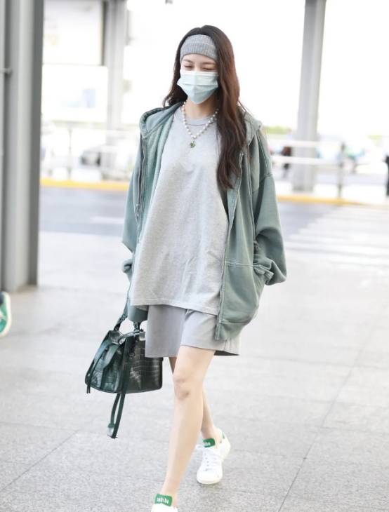 月牙|宋妍霏真会穿,分手后的她大秀“月牙腿”,还把运动裤当裙子穿