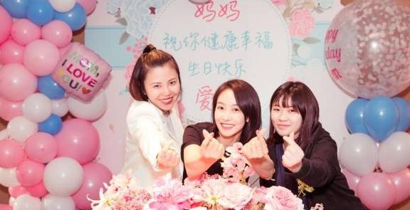 短裙|“小棉袄”宋茜为妈妈庆生超暖心，黑T配短裙美艳又吸睛！