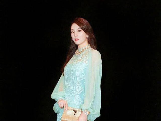 鹿晗|为跟前老板暗中较量，被嘲蹭热度无底线的她冤不冤？