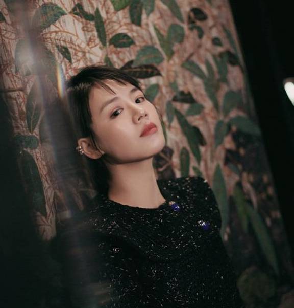 短裙|“小棉袄”宋茜为妈妈庆生超暖心，黑T配短裙美艳又吸睛！