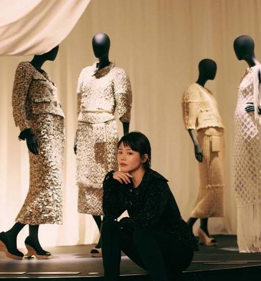 短裙|“小棉袄”宋茜为妈妈庆生超暖心，黑T配短裙美艳又吸睛！