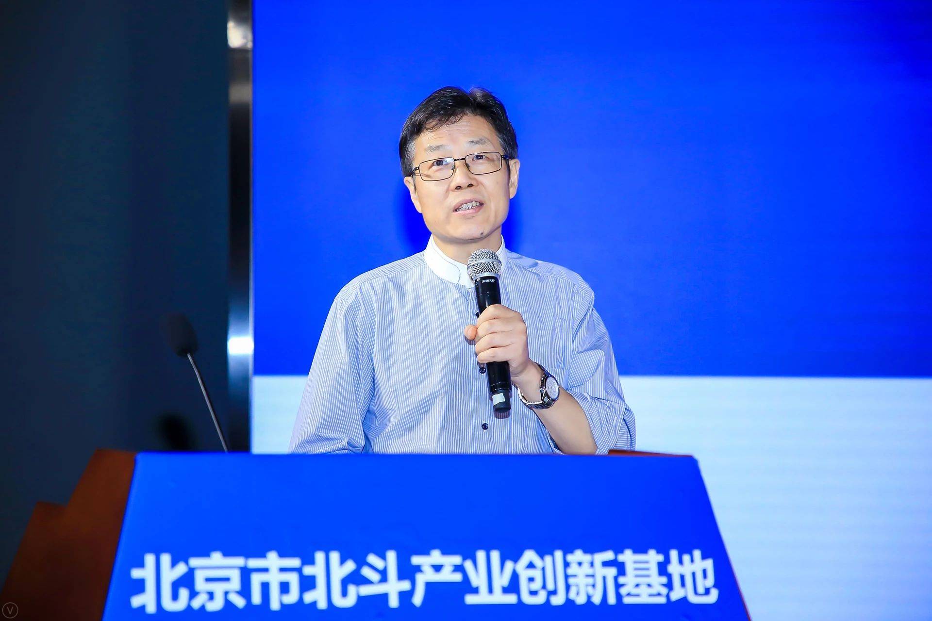 郭信平董事长,杨元喜院士,清华大学陆明泉教授,北航景贵飞教授分别