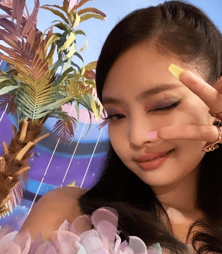 rosie|blackpink新曲花絮照，Lisa手臂太瘦了！rosie身穿花裙子特别仙