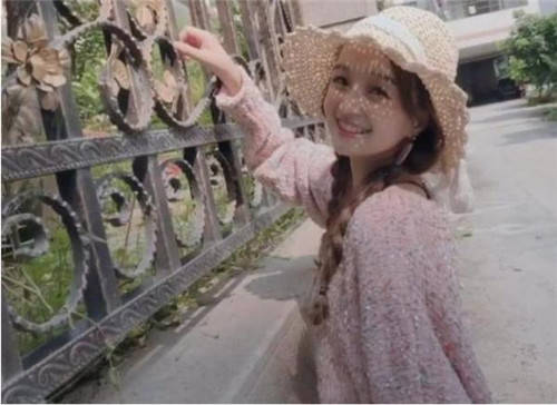 身高|如今已打拼出百万身家，像极一女明星身高仅1米3的“袖珍女孩”