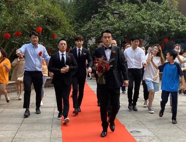 明星|原创邓伦又当了伴郎，婚礼现场被感动落泪，网友：不忘本