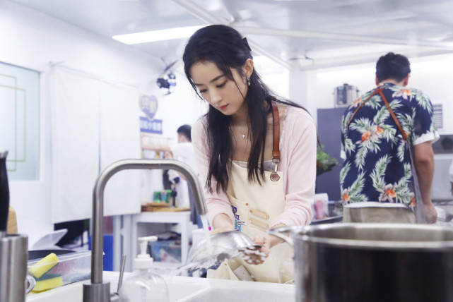 网曝赵丽颖冯绍峰即将补办婚礼,女方工作室晒行程力破谣言