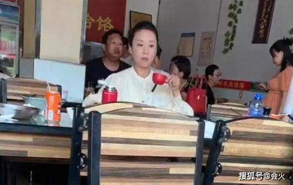 豪宅|原创苗圃街边吃面条很朴素，嫁大21岁老公住宽敞豪宅，生活却接地气