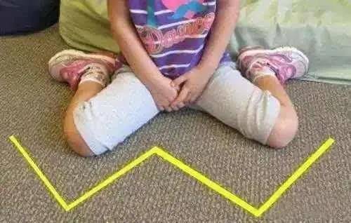 坐姿|36号公园推荐：可怕！这种错误的坐姿，会导致孩子腿部畸形？