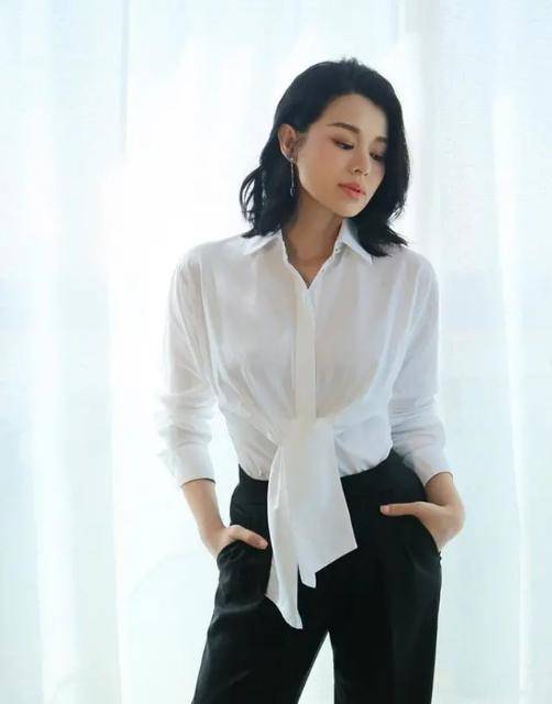 白色|胡杏儿瘦下来也太美了，穿白色裤装也看不出“赘肉”，真让人羡慕