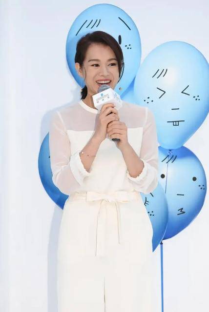 白色|胡杏儿瘦下来也太美了，穿白色裤装也看不出“赘肉”，真让人羡慕