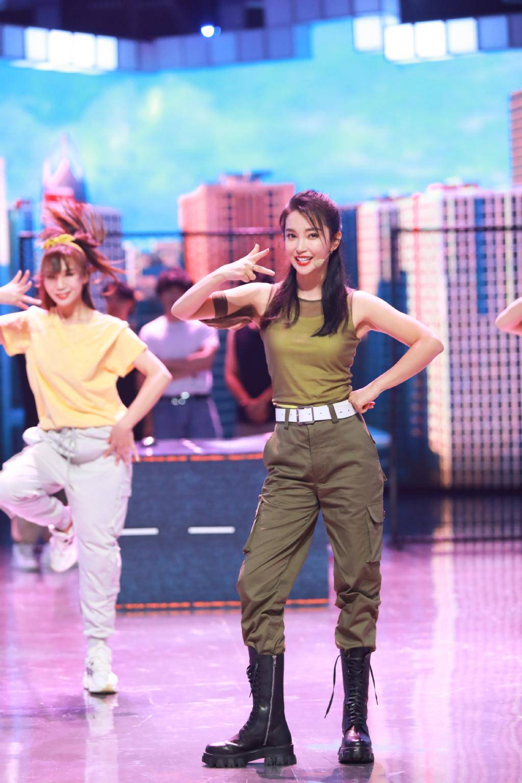 赵丽颖|与赵丽颖周也同框美成C位，47岁的李冰冰靠的可不止是冻龄的脸