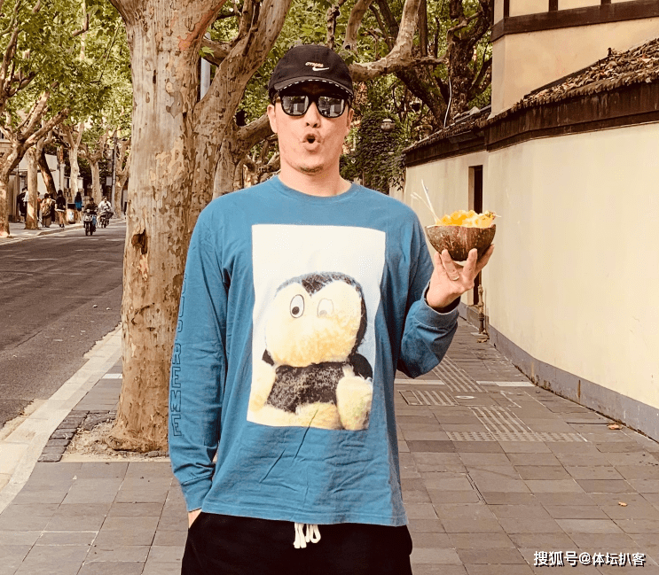 上海|原创官宣！刘翔参与综艺节目曝光，登上海报封面，看上去只有18岁