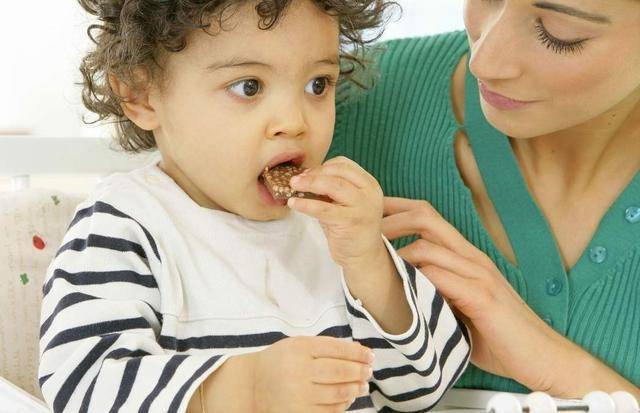 早餐|网友怒赞：身教胜于言传别浪费食物！女校长吃光学生剩余早餐