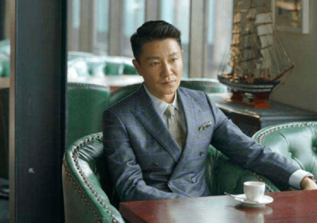 睡衣|李宗翰秀丝绒睡衣，却被袒露的肚子抢镜！还以为他穿了一件背心呢