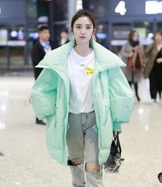 面包|唐艺昕亮相机场!穿糖果色面包服配破洞牛仔裤,时髦又减龄