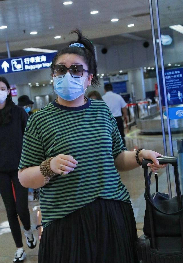 何超盈头顶扎个小啾啾,像个大妈强行装嫩的样子!
