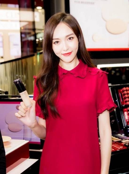 对比|唐嫣穿红裙亮相活动，身材直观对比，腿和隔壁女生的手臂一样细！