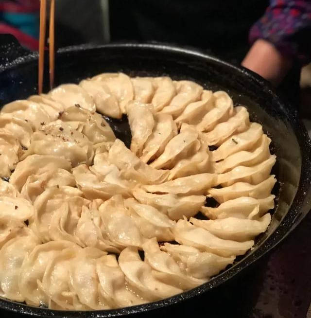 武汉这家宵夜路边摊,只卖锅贴饺子,7块钱一份,秘制蘸料是特色