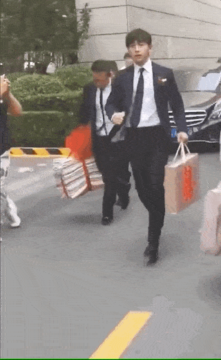 婚礼|原创邓伦当伴郎高清照曝光，婚礼上哭成泪人，拿纸巾擦眼泪变小哭包