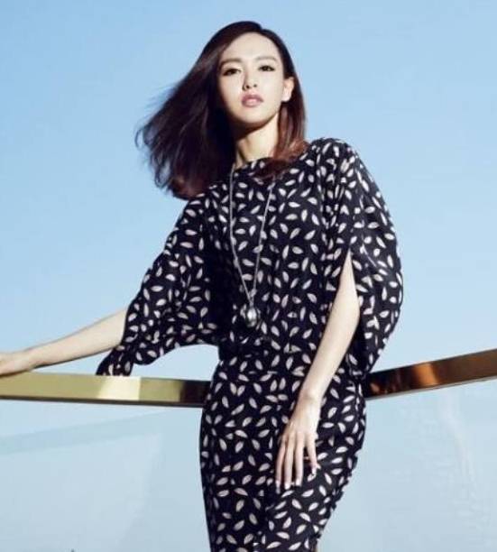 西装|唐嫣最近亮相机场，灰色西装配运动裤，别有一番时尚风味