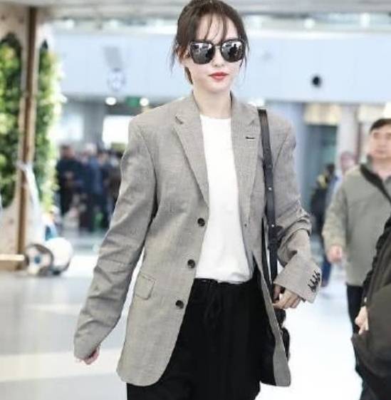 西装|唐嫣最近亮相机场，灰色西装配运动裤，别有一番时尚风味