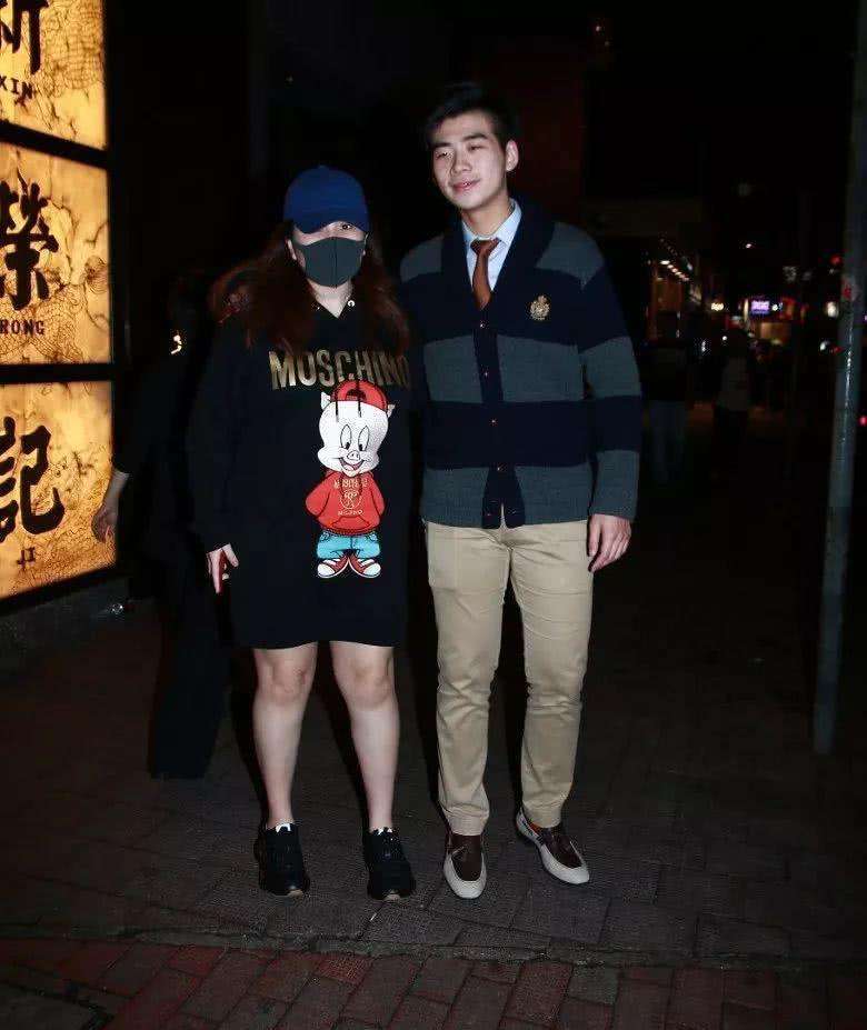 何超盈头顶扎个小啾啾,像个大妈强行装嫩的样子!