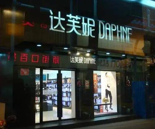 卫生巾|用“散装卫生巾”的少女引热议：最可怕的，是你低估生活的残酷