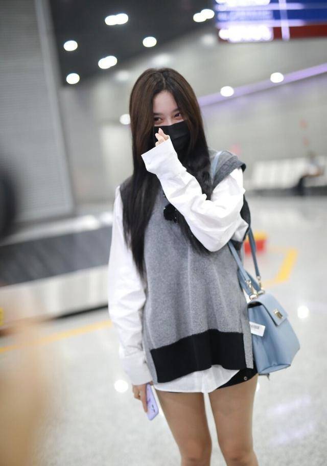 徐艺洋也太甜了,灰色针织马甲配衬衫,学院风穿搭尽显少女魅力
