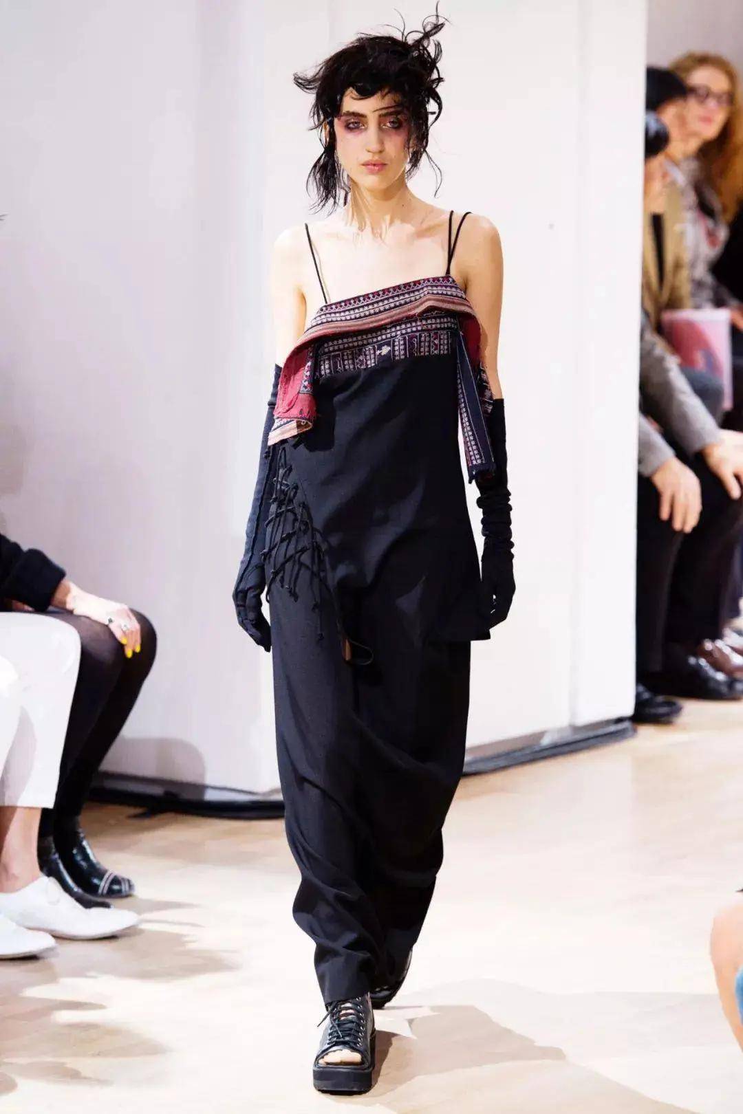 服装|设计灵感 |神秘暗黑的哥特风格