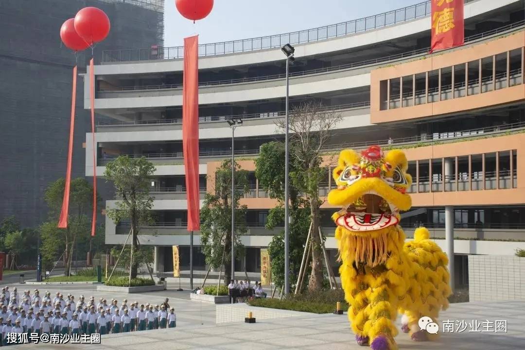 2020年9月1日,天元学校的全体师生齐聚在中心广场和守初楼进行开学