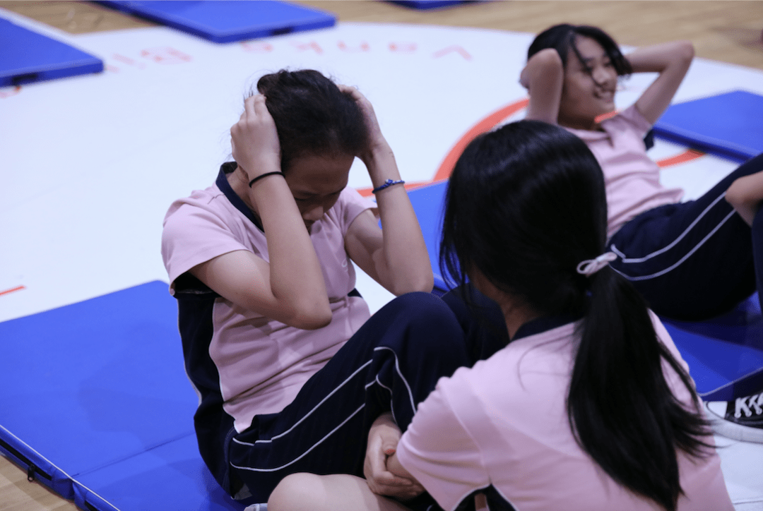 很火的国际学校校服 ca0a7c3b0fb94d4aa8d343b75b8fd8d7.png