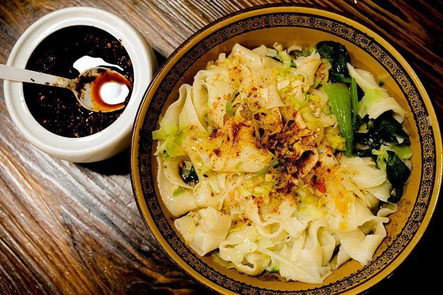 西安油泼面走一路吃一路，都是当地的特色，小吃为主。其实陕西省并没有