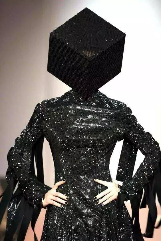 服装|设计灵感 |神秘暗黑的哥特风格