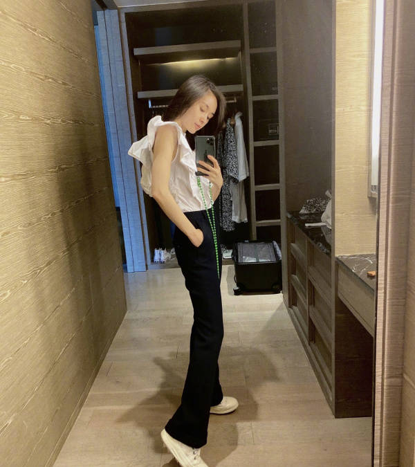 显高|王子文长发造型甩掉路人感，格纹连衣裙显气质又显高，小个子必看！