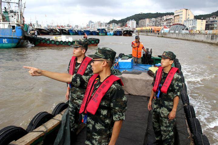 台风"美莎克"来袭 普陀海警助力渔民做好防台准备