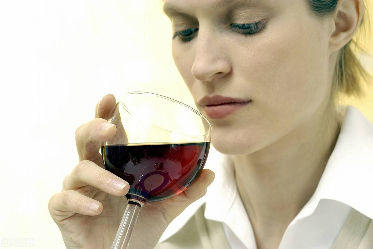 怎么快速解酒脸红 388934d23ab14fa2b14fc1e10e786dde.jpeg