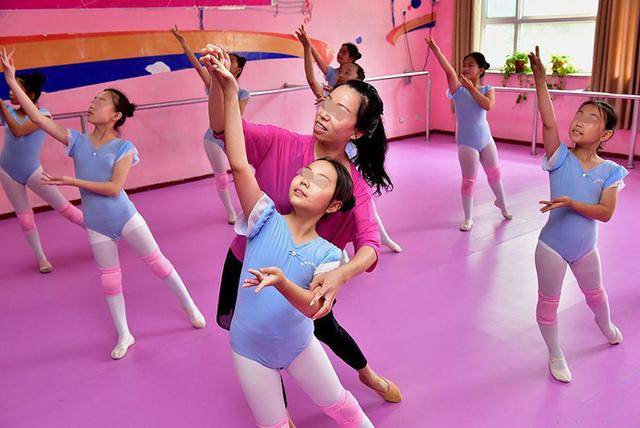 家长|家长的这三种行为，看似对孩子有益实则有害，还在做得赶紧停手