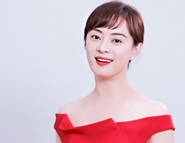 广告|孙俪一袭红裙拍广告，皮肤白嫩似剥了壳的鸡蛋，灵动活力如小姑娘