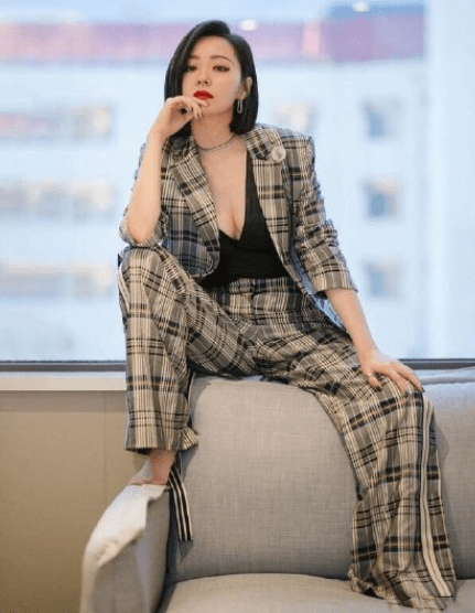 离婚后的张靓颖,穿搭性感风与小清新来回徘徊,离开前任后美出新高度