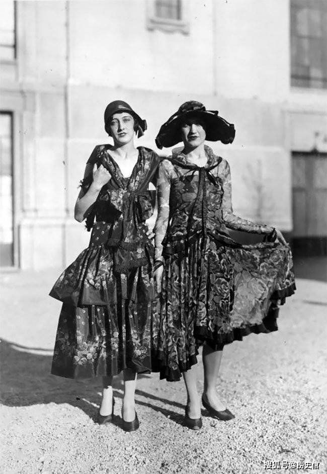 1/ 12 1920至1925年这段时期,欧洲女性时装的风格总体上趋于对一战