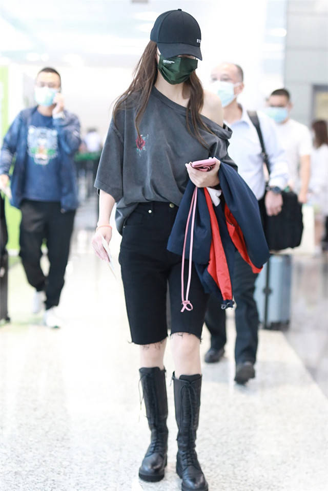 Baby现身机场穿宽松T恤秀香肩,长靴美腿抢镜