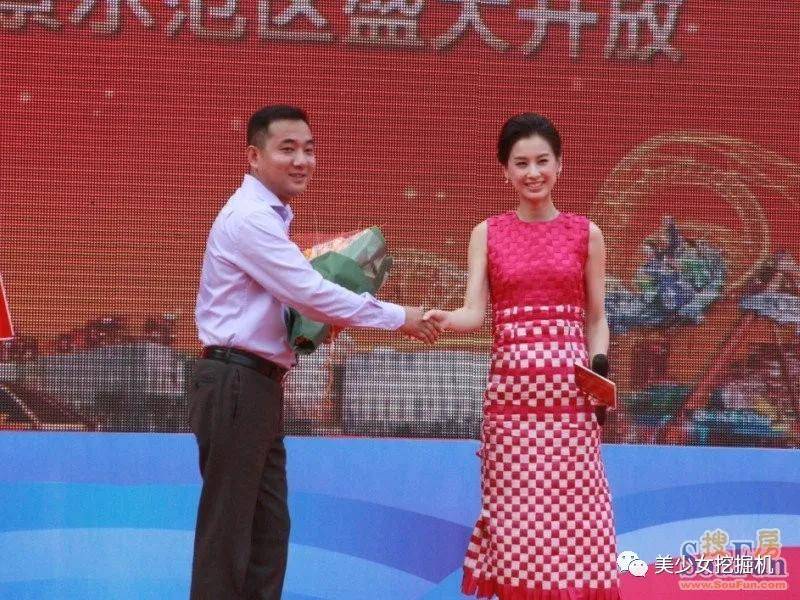 李佳琦|李佳琦年收入输给这个20岁的蛇精脸？她是卖烂脸面膜的骗子啊！