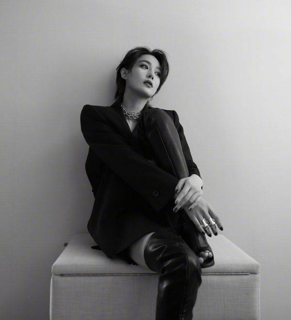 睡衣|张馨予婚后大变样，穿睡衣露面如老干部，这还算“最美军嫂”？