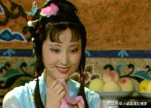 林黛玉为何对2朵宫花不屑一顾?元春省亲时,脂砚斋10字