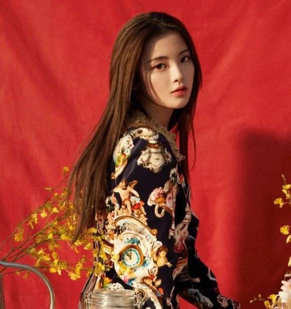 服装|“火箭少女”最新杂志大片曝光，阳光下享受下午茶，超舒适惬意