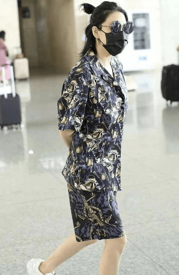 睡衣|张馨予婚后大变样，穿睡衣露面如老干部，这还算“最美军嫂”？