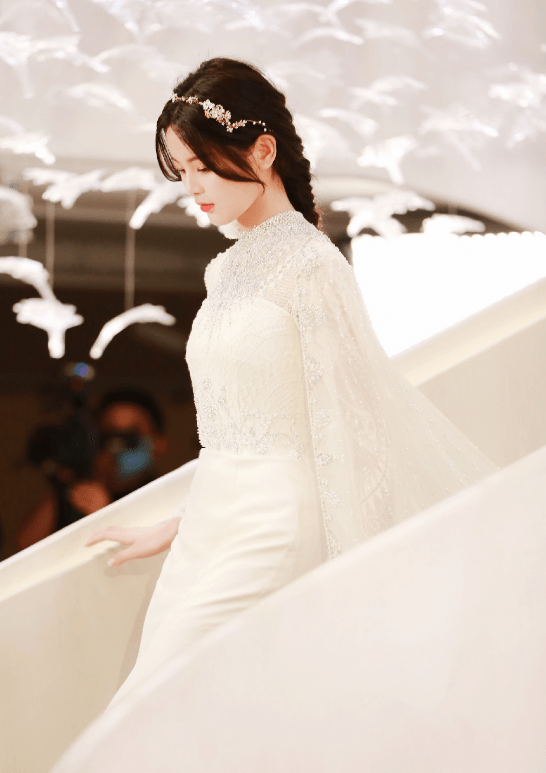 村姑|从村姑到公主，杨超越是如何实现逆袭的？看完后我也明白了